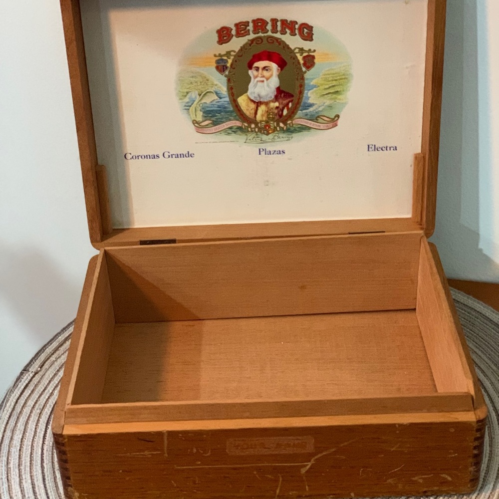 ⭐️💙Antique Cigar Box Circa 1950’s 💙⭐️